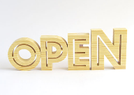組み木のOPEN文字